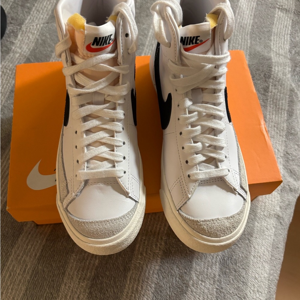 Nike Blazer Mid '77 in White and Black